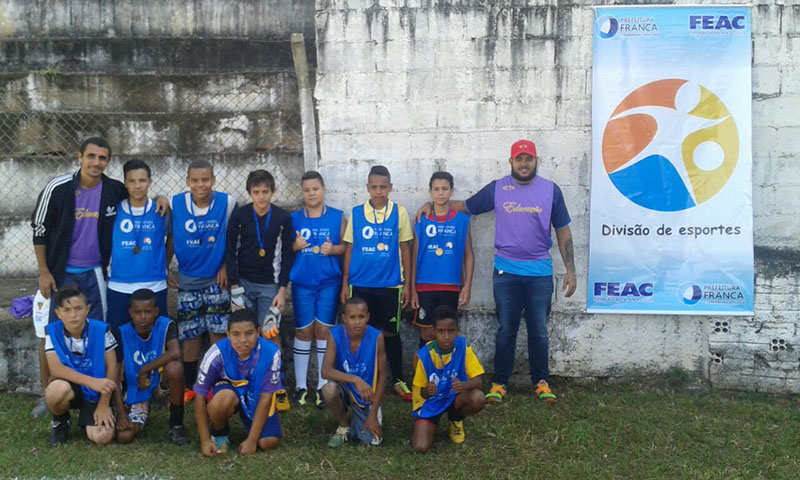 Jovens durante o Festival de Futebol em Franca (foto: divulgação)